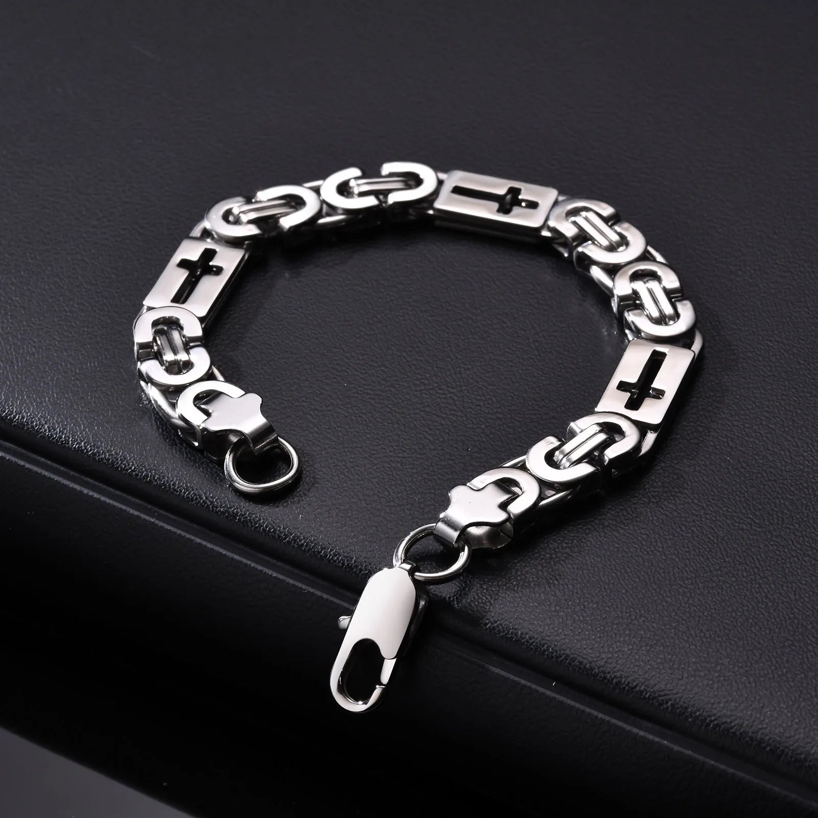Pulseira Bizantina Masculina Cruz Vazada em Aço Inoxidável Prateado - Força, Fé e Estilo Unidos Em Um Só Acessório!