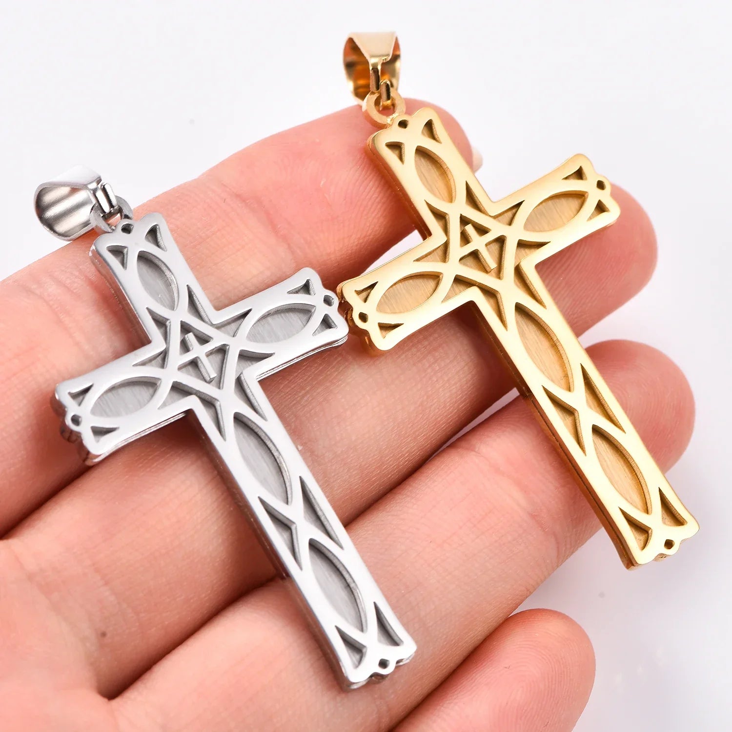 Colar e Pingente Cruz Irlandesa em Aço Inoxidável - Uma União de Força e Espiritualidade!