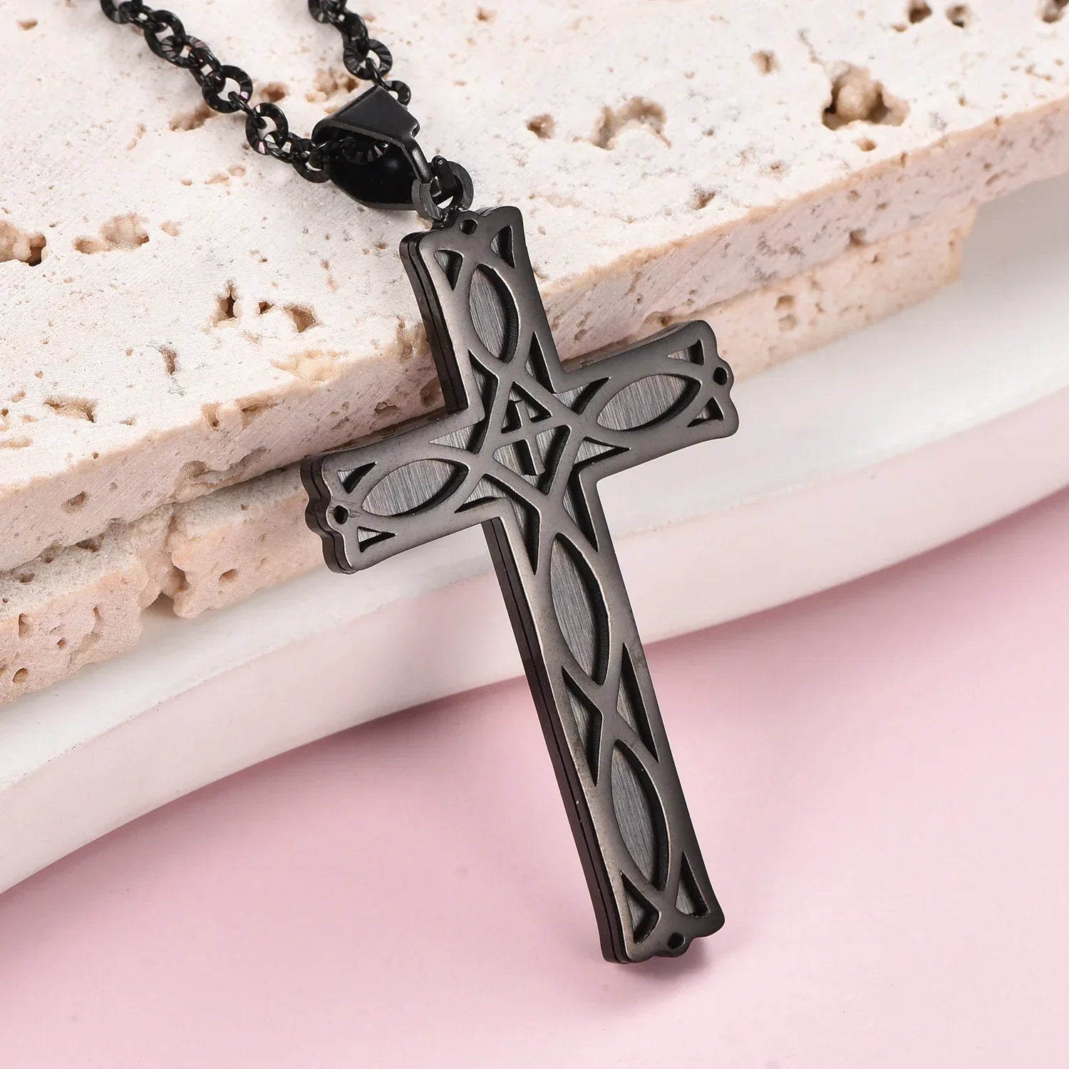 Colar e Pingente Cruz Irlandesa em Aço Inoxidável - Uma União de Força e Espiritualidade!