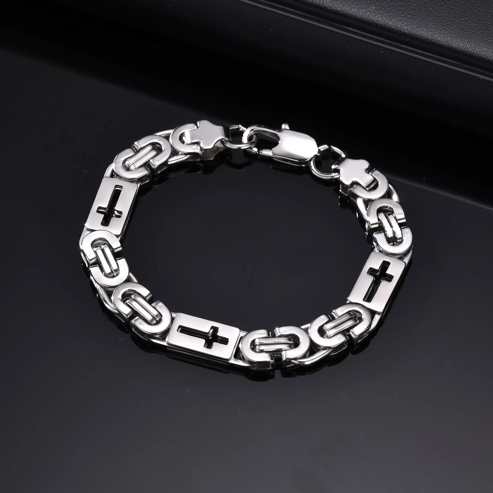Pulseira Bizantina Masculina Cruz Vazada em Aço Inoxidável Prateado - Força, Fé e Estilo Unidos Em Um Só Acessório!