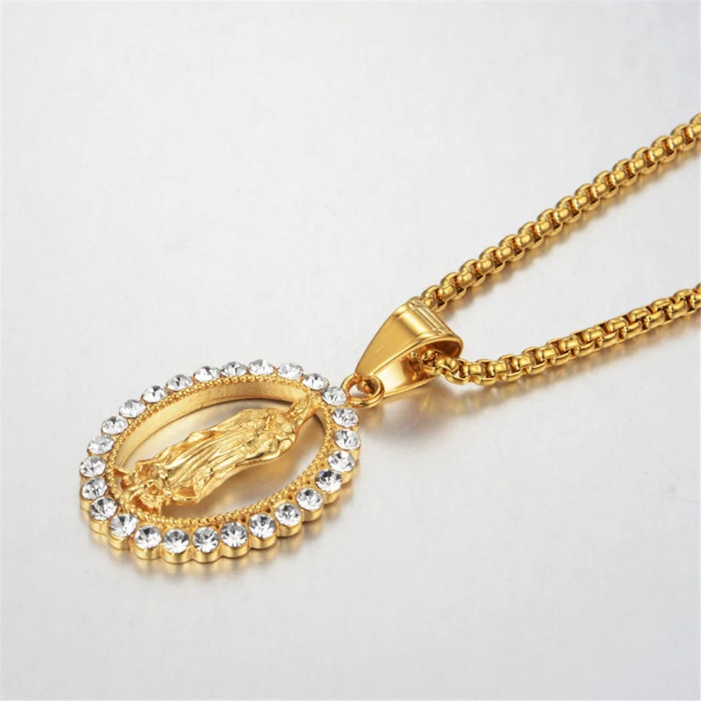 Colar Medalha de Nossa Senhora com Cristais em Aço Inoxidável Dourado - Um Símbolo de Fé e Elegância Que Ilumina o Seu Caminho!
