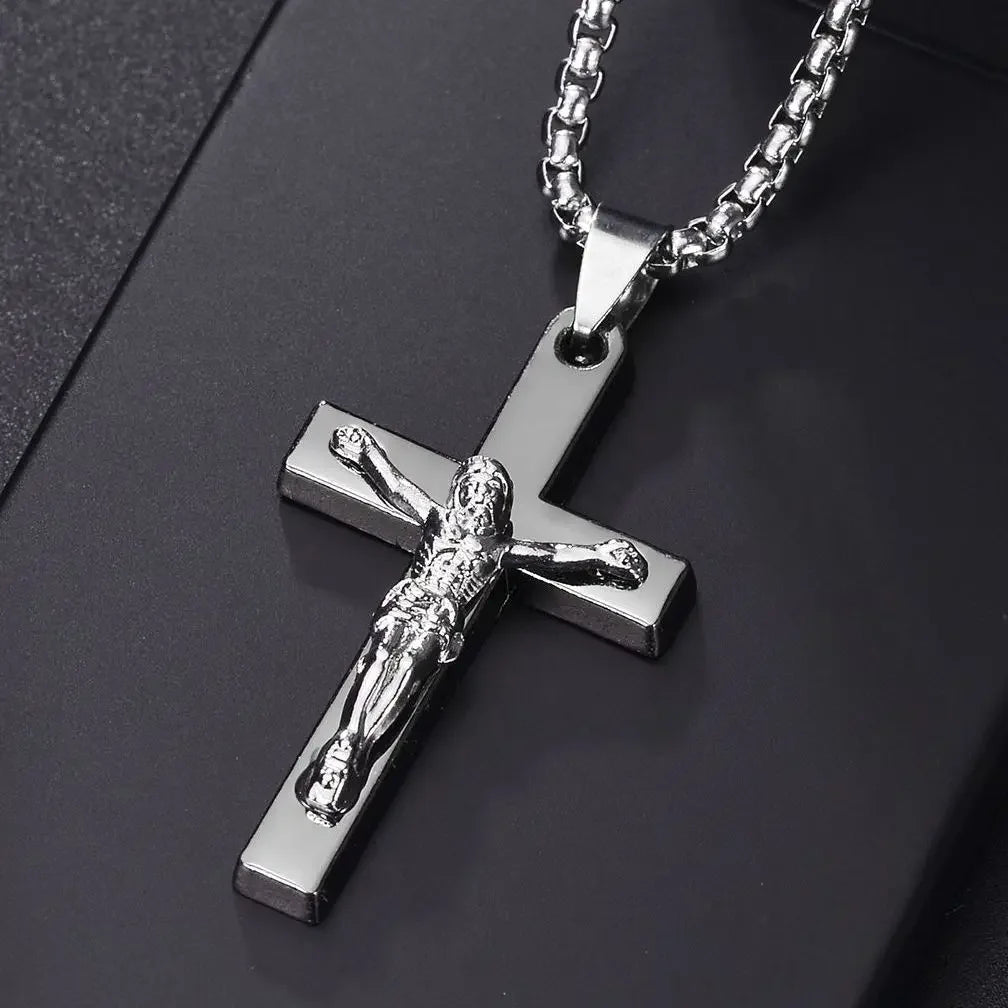 Colar Crucifixo com Cristo em Aço Inoxidável – Corrente Religiosa Unissex de Fé e Proteção