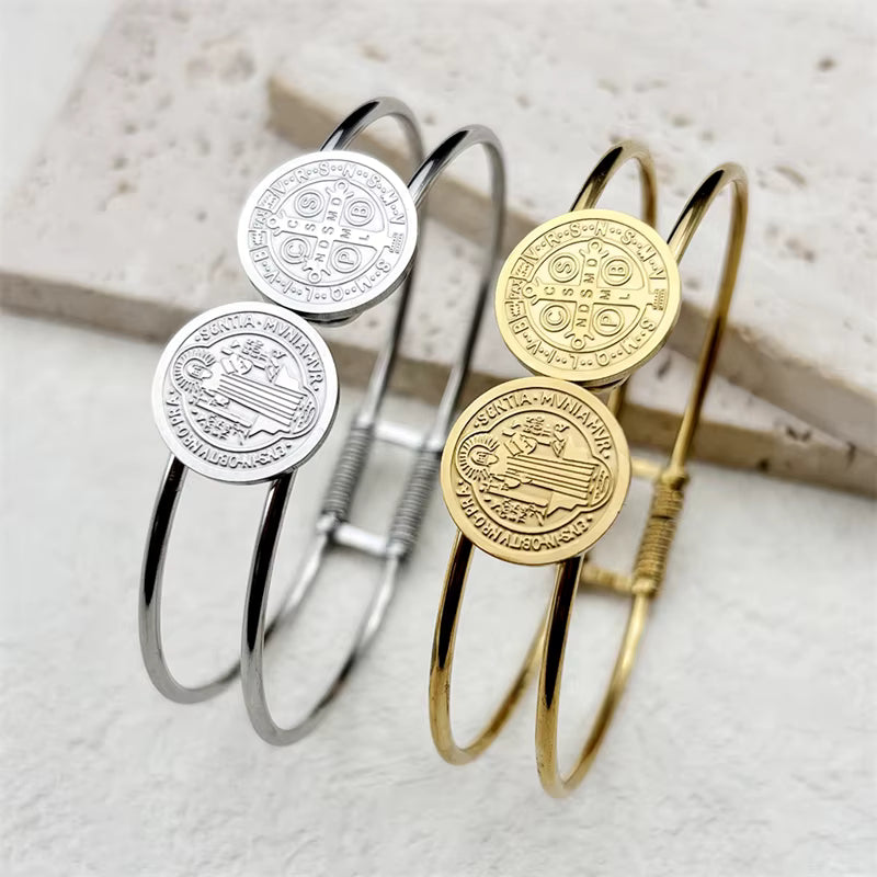 Pulseira Rígida Dupla Medalha de São Bento em Aço Inoxidável - O Poderoso Símbolo de São Bento em Uma Joia de Destaque!