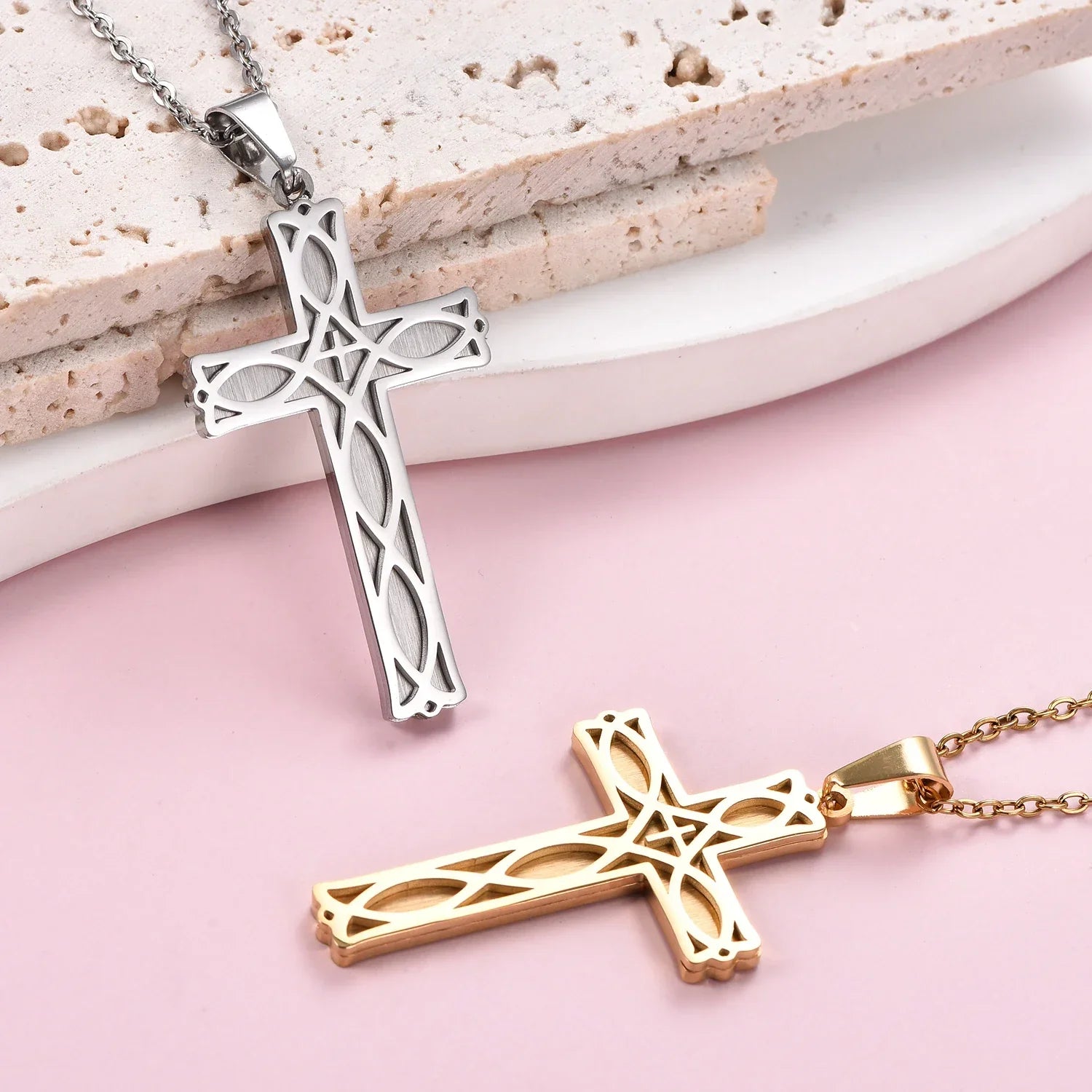 Colar e Pingente Cruz Irlandesa em Aço Inoxidável - Uma União de Força e Espiritualidade!