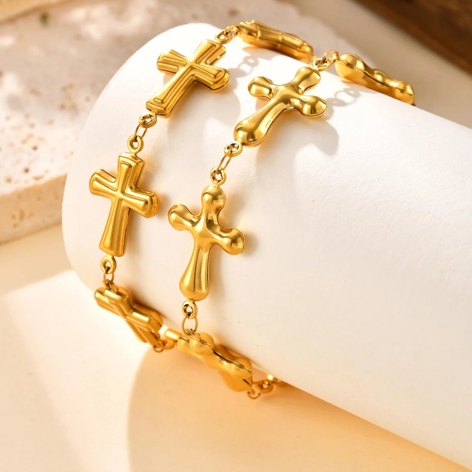 Pulseira Corrente Crucifixo em Aço Inoxidável Banhada a Ouro 18K - Um Símbolo de Fé No Seu Pulso!