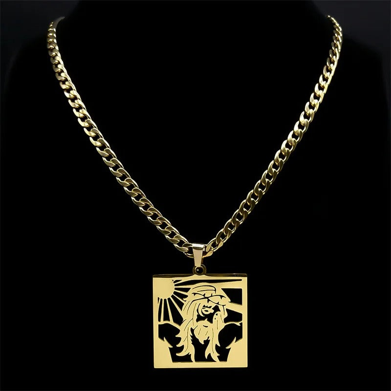 Colar com Pingente Jesus com Coroa de Espinhos e Sol - Um Símbolo de Sacrifício e Proteção Divina!