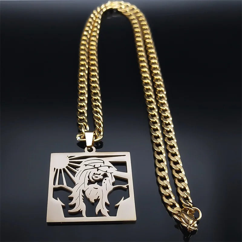 Colar com Pingente Jesus com Coroa de Espinhos e Sol - Um Símbolo de Sacrifício e Proteção Divina!