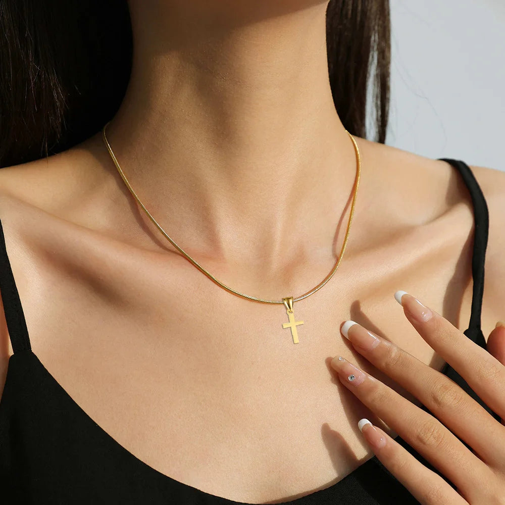 Colar Crucifixo Pequeno em Aço Inoxidável - Delicadeza Que Inspira Fé!