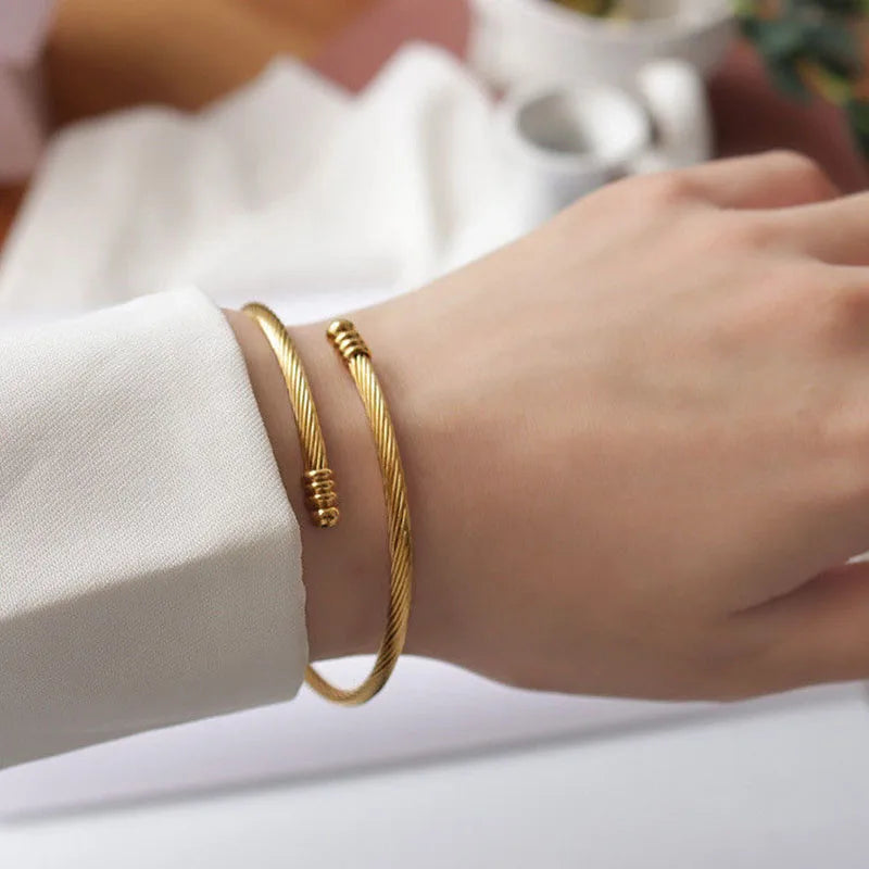 Bracelete Rígido Medalha de São Bento em Aço Inoxidável - A Poderosa Medalha de São Bento Com um Toque de Elegância!