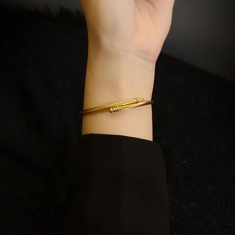 Bracelete Rígido Medalha de São Bento em Aço Inoxidável - A Poderosa Medalha de São Bento Com um Toque de Elegância!