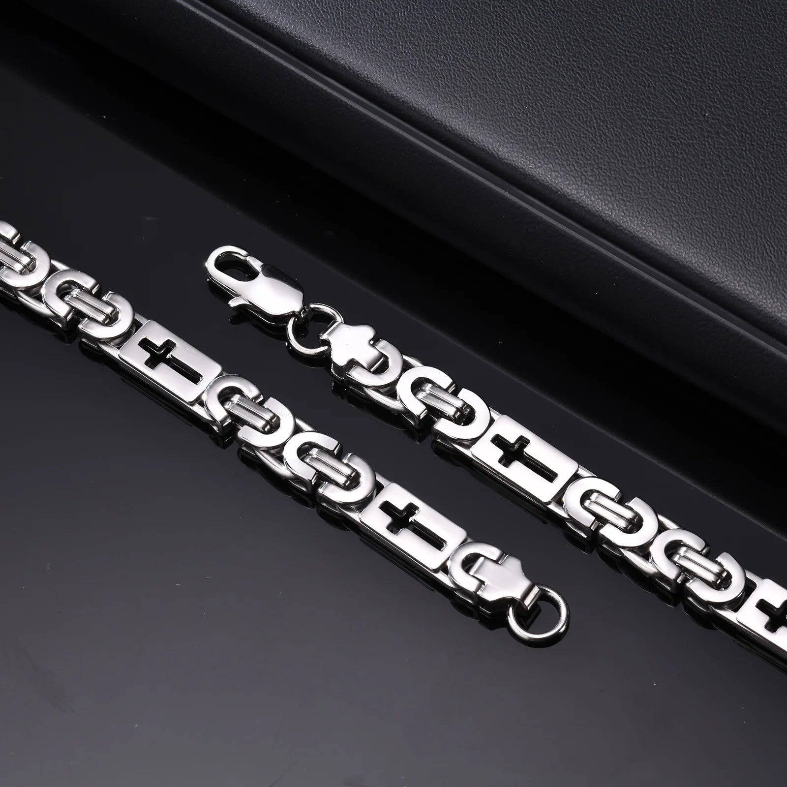 Pulseira Bizantina Masculina Cruz Vazada em Aço Inoxidável Prateado - Força, Fé e Estilo Unidos Em Um Só Acessório!