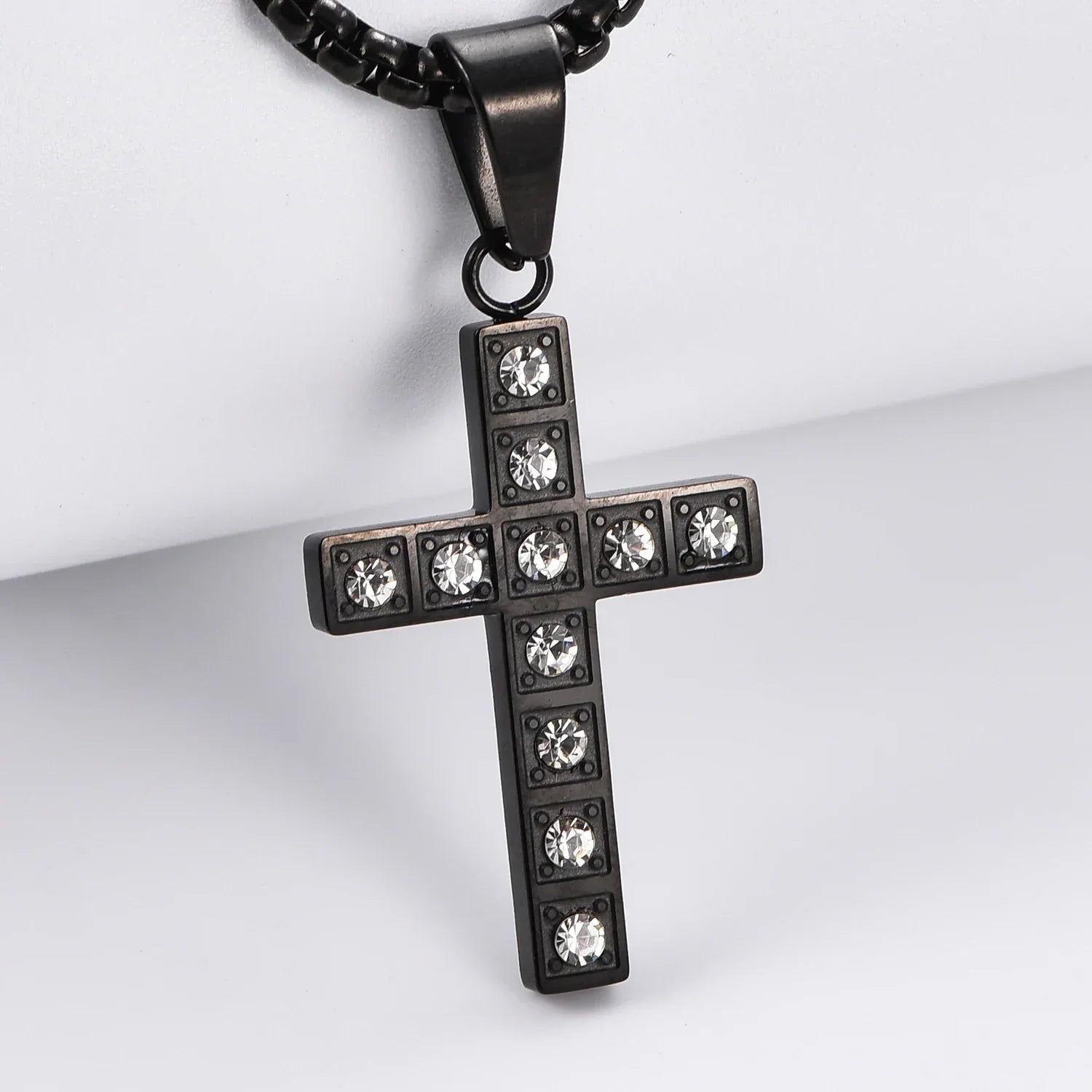 Pingente Cruz Cravejada em Aço Inoxidável com Zircônia - A Força da Oração em um Acessório de Proteção!