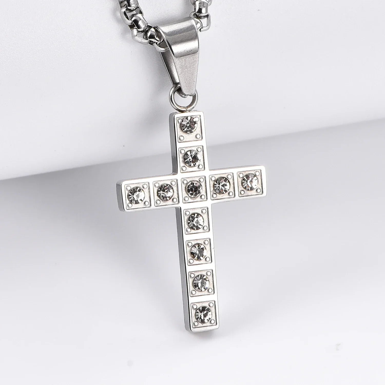 Pingente Cruz Cravejada em Aço Inoxidável com Zircônia - A Força da Oração em um Acessório de Proteção!