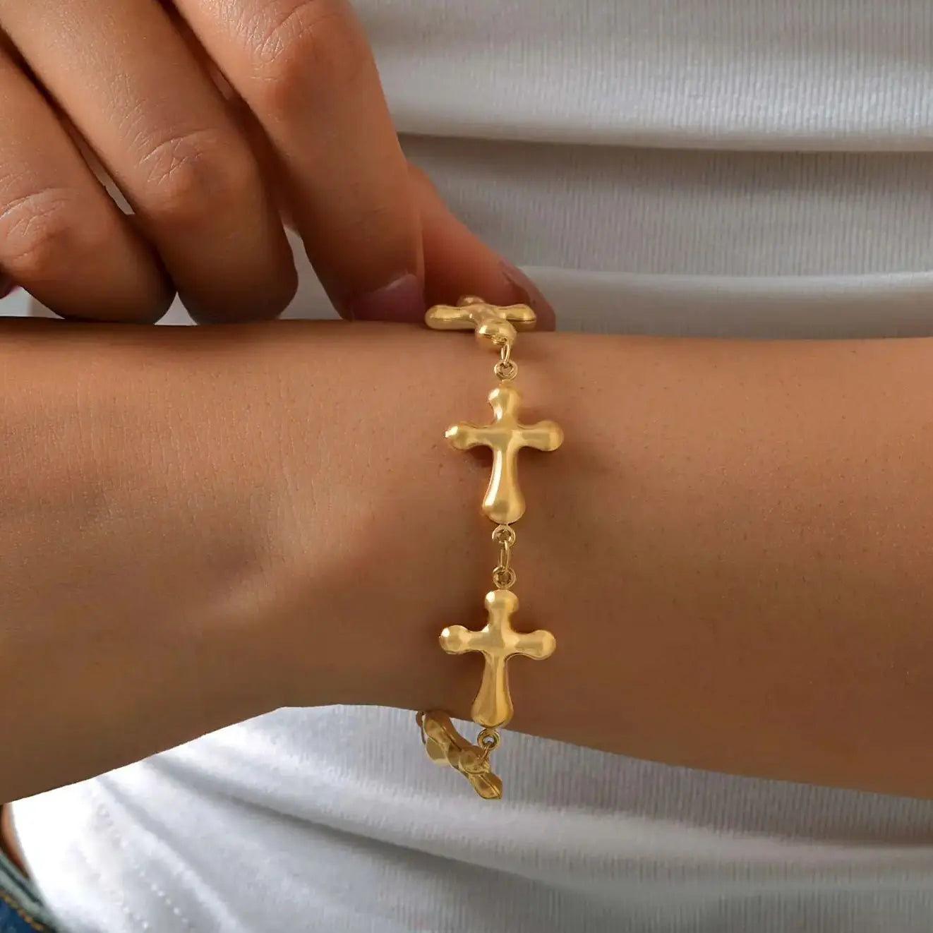 Pulseira Corrente Crucifixo em Aço Inoxidável Banhada a Ouro 18K - Um Símbolo de Fé No Seu Pulso!