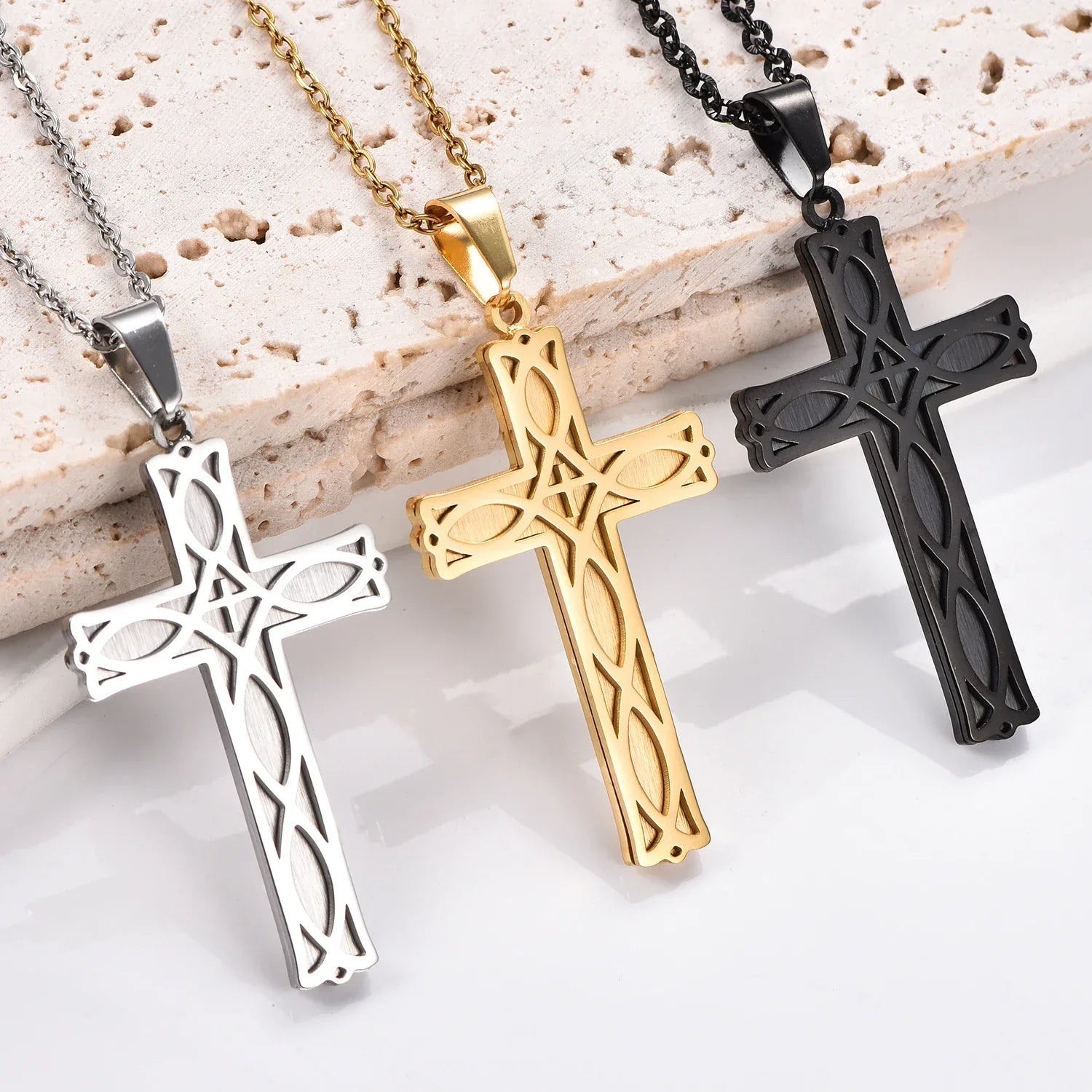 Colar e Pingente Cruz Irlandesa em Aço Inoxidável - Uma União de Força e Espiritualidade!