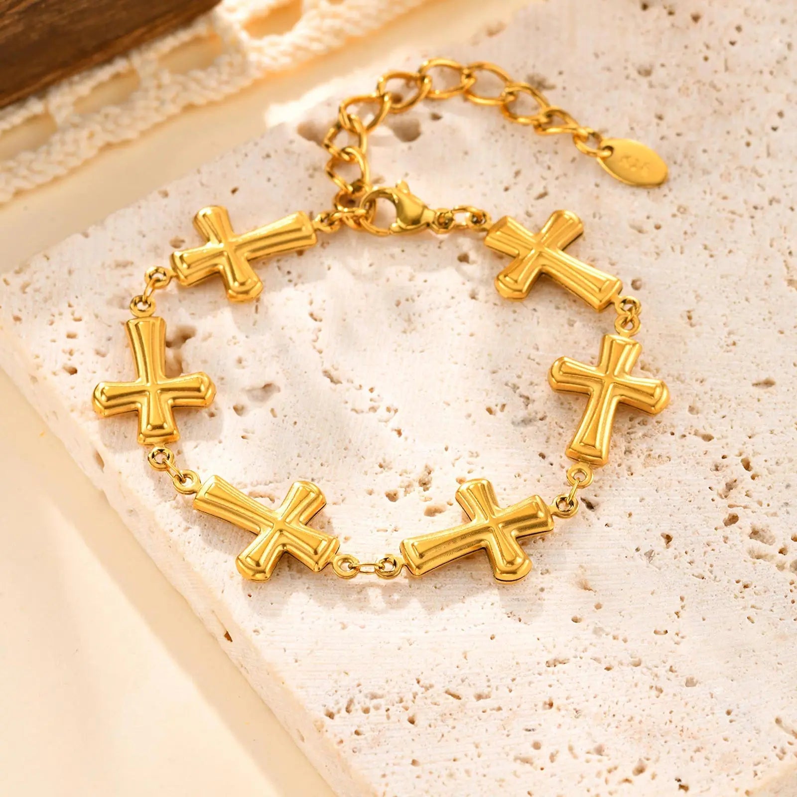 Pulseira Corrente Crucifixo em Aço Inoxidável Banhada a Ouro 18K - Um Símbolo de Fé No Seu Pulso!