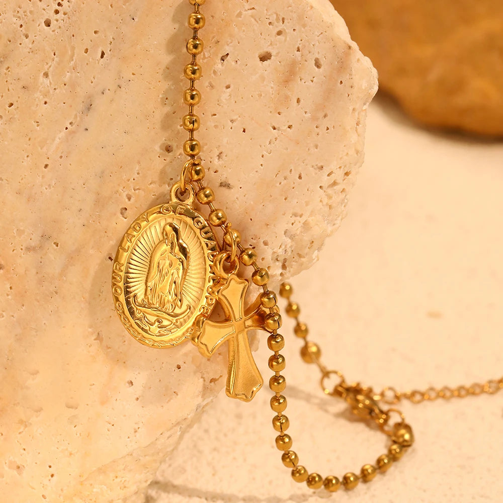 Pulseira de Bolinhas com Crucifixo e Medalha da Virgem Maria em Aço Inoxidável - Um Lembrete Diário de Fé e Estilo!