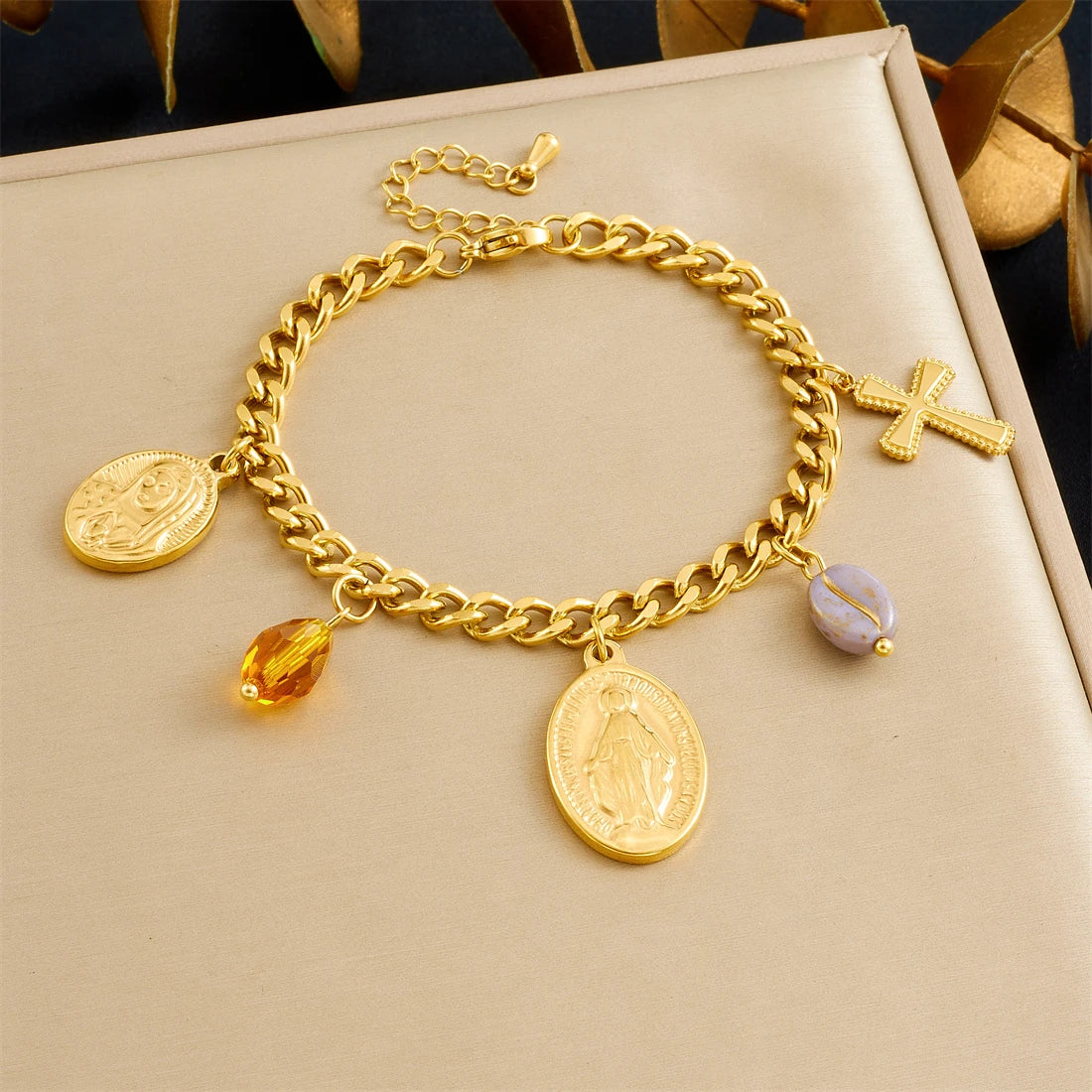 Conjunto Medalha Oval Dourada com Cruz e Cristais em Aço Inoxidável 316L - Escolha Colar, Pulseira ou o Kit Completo!