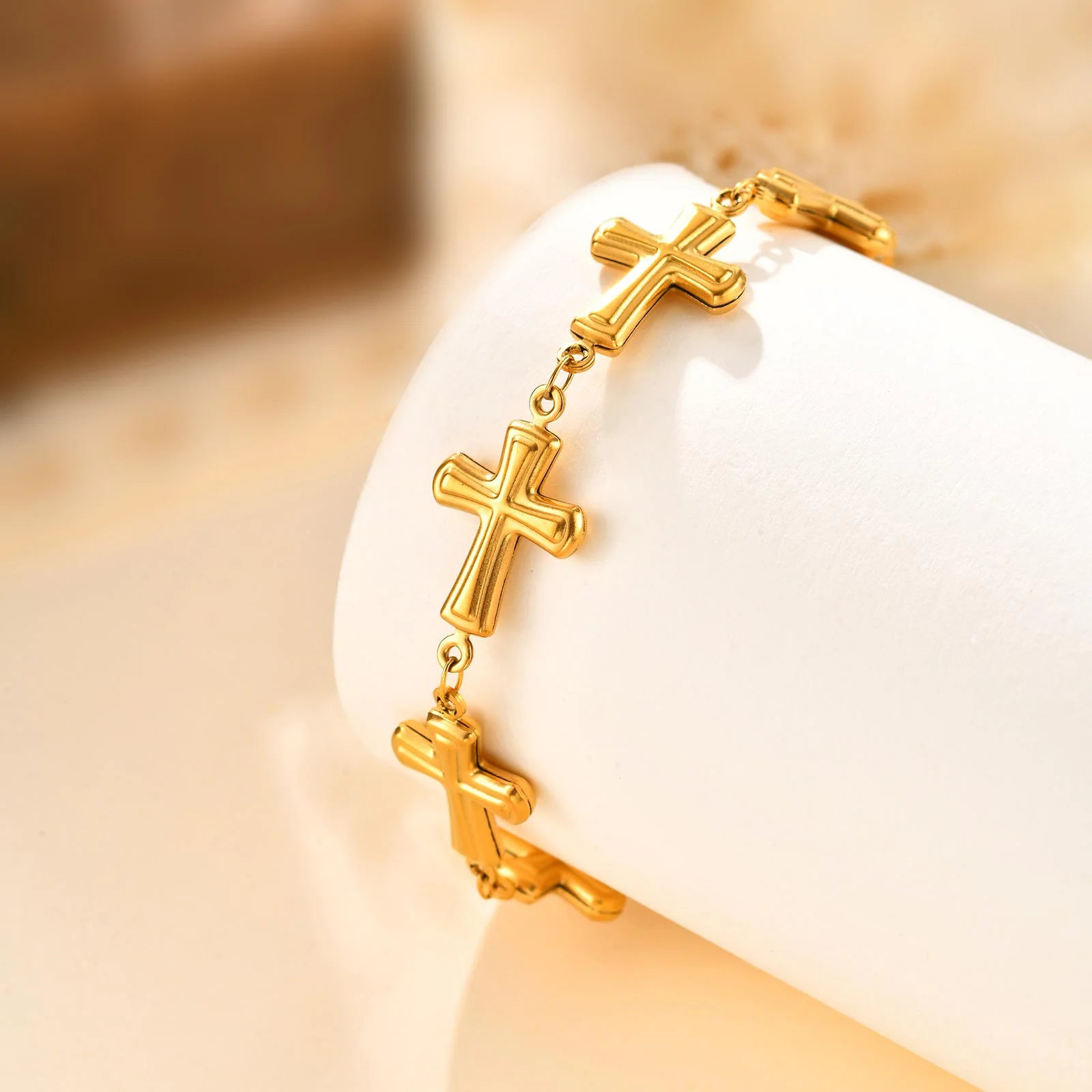 Pulseira Corrente Crucifixo em Aço Inoxidável Banhada a Ouro 18K - Um Símbolo de Fé No Seu Pulso!