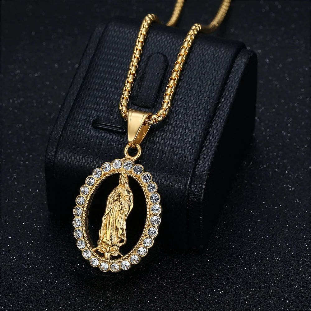 Colar Medalha de Nossa Senhora com Cristais em Aço Inoxidável Dourado - Um Símbolo de Fé e Elegância Que Ilumina o Seu Caminho!
