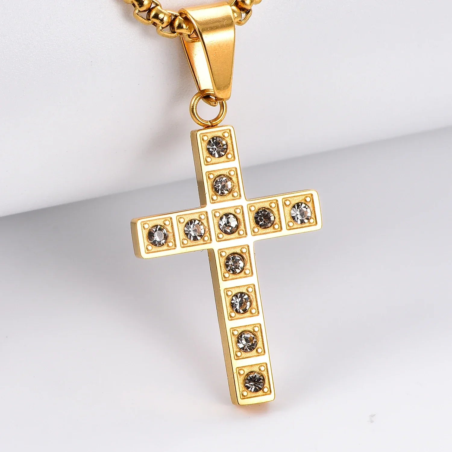 Pingente Cruz Cravejada em Aço Inoxidável com Zircônia - A Força da Oração em um Acessório de Proteção!