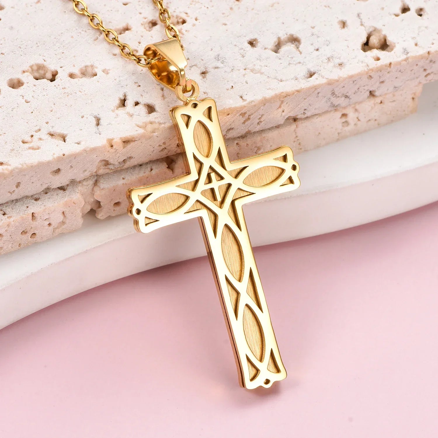 Colar e Pingente Cruz Irlandesa em Aço Inoxidável - Uma União de Força e Espiritualidade!