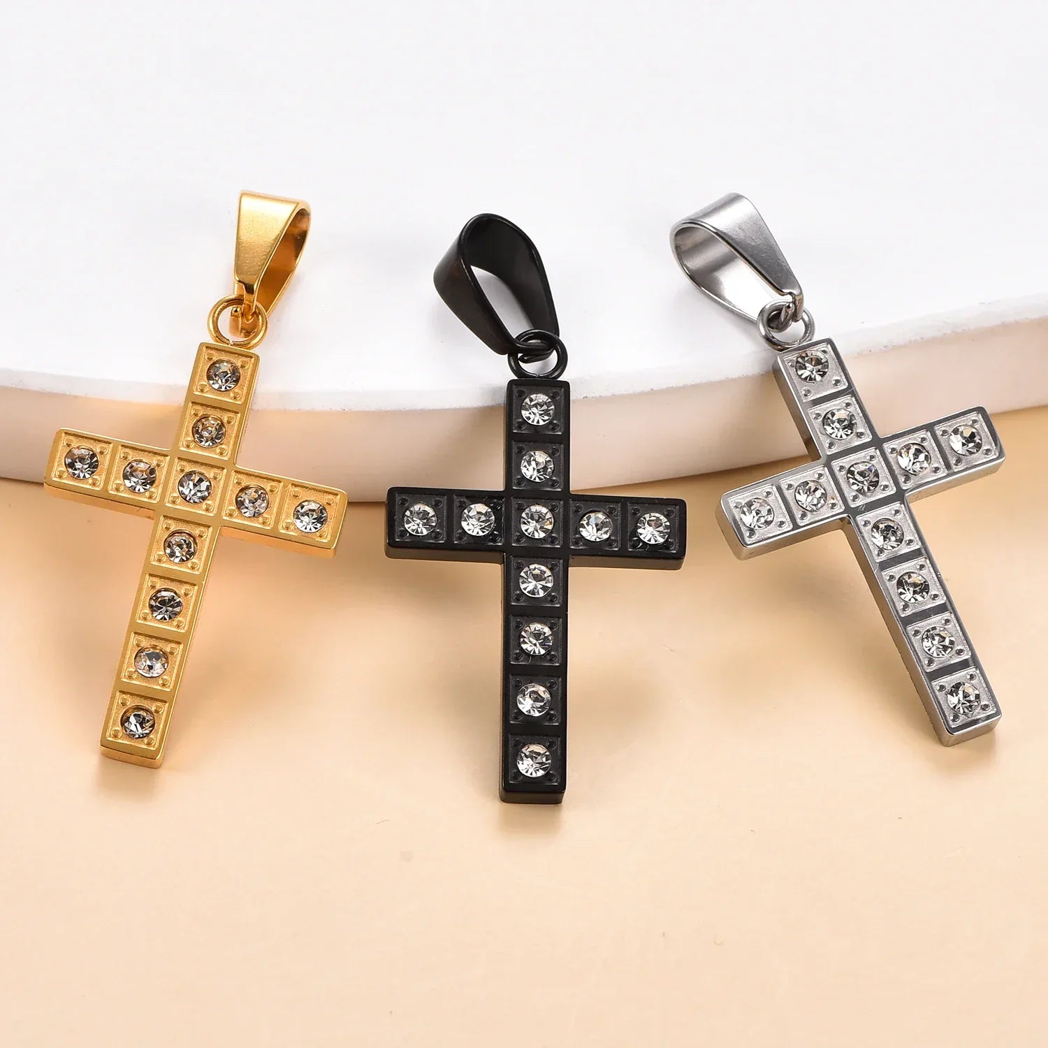 Pingente Cruz Cravejada em Aço Inoxidável com Zircônia - A Força da Oração em um Acessório de Proteção!