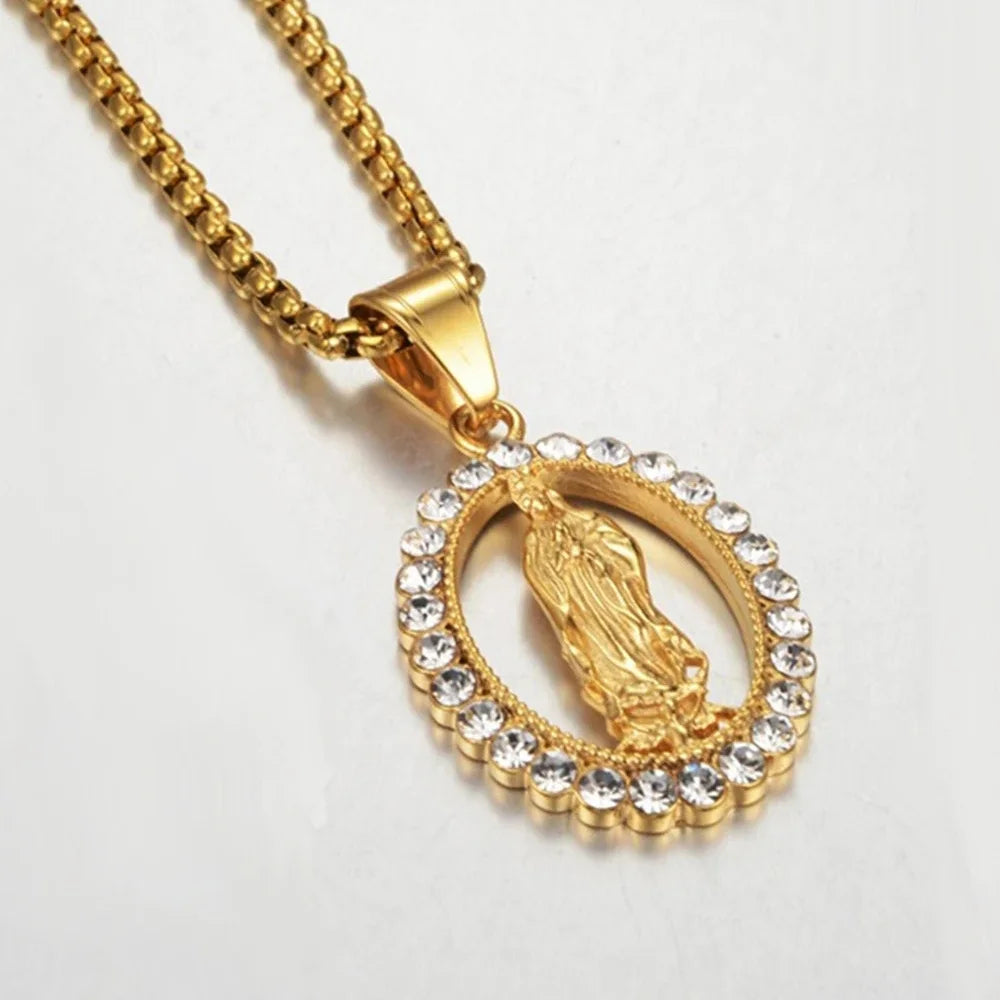 Colar Medalha de Nossa Senhora com Cristais em Aço Inoxidável Dourado - Um Símbolo de Fé e Elegância Que Ilumina o Seu Caminho!