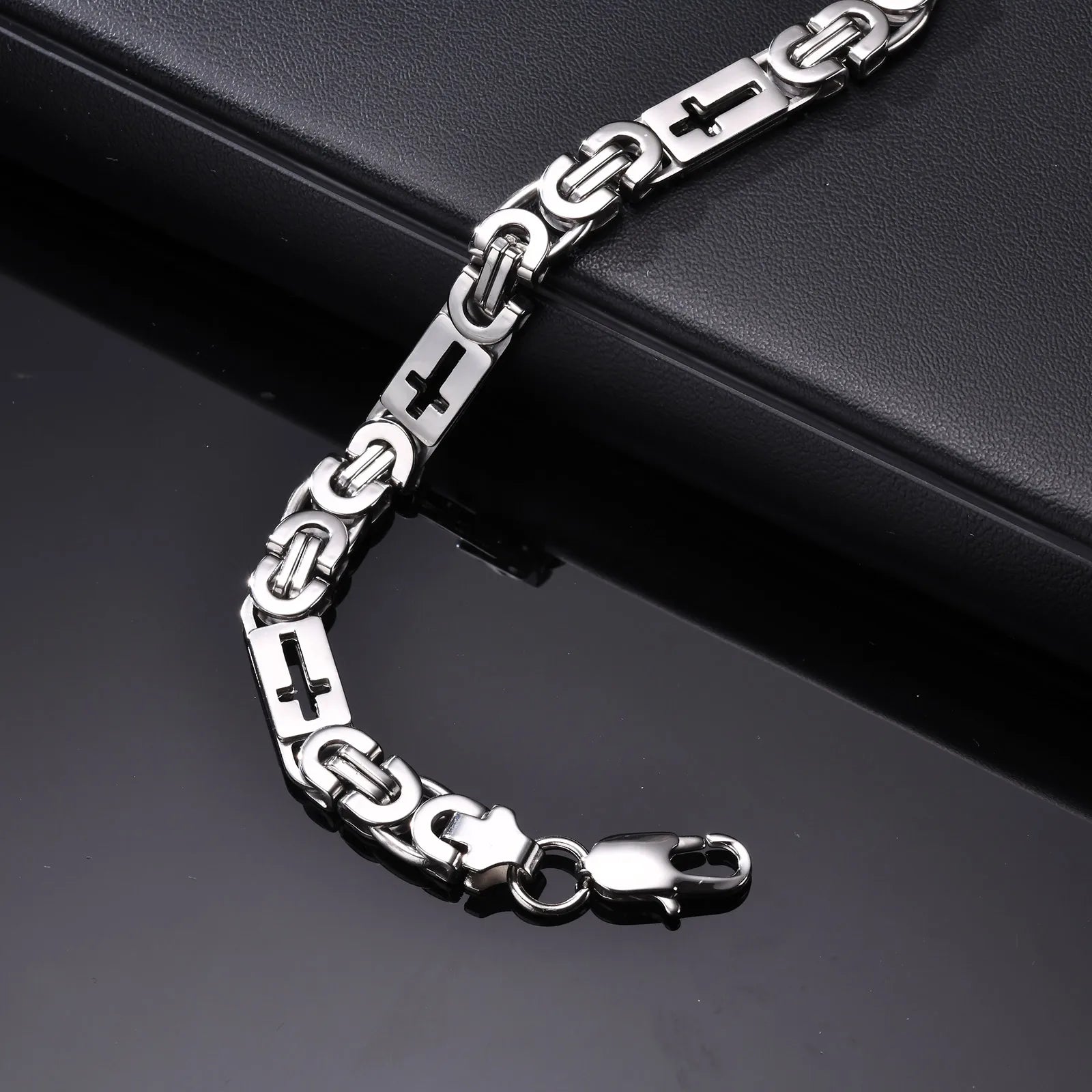Pulseira Bizantina Masculina Cruz Vazada em Aço Inoxidável Prateado - Força, Fé e Estilo Unidos Em Um Só Acessório!