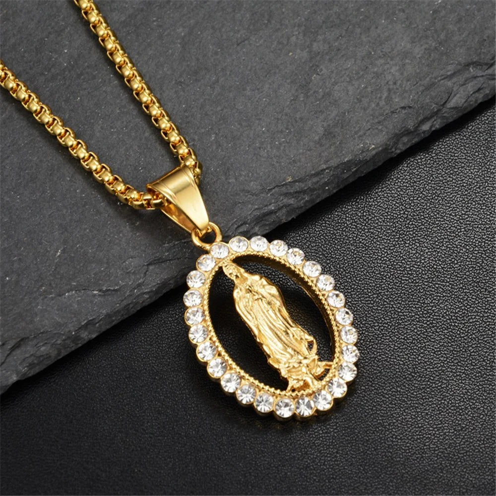 Colar Medalha de Nossa Senhora com Cristais em Aço Inoxidável Dourado - Um Símbolo de Fé e Elegância Que Ilumina o Seu Caminho!