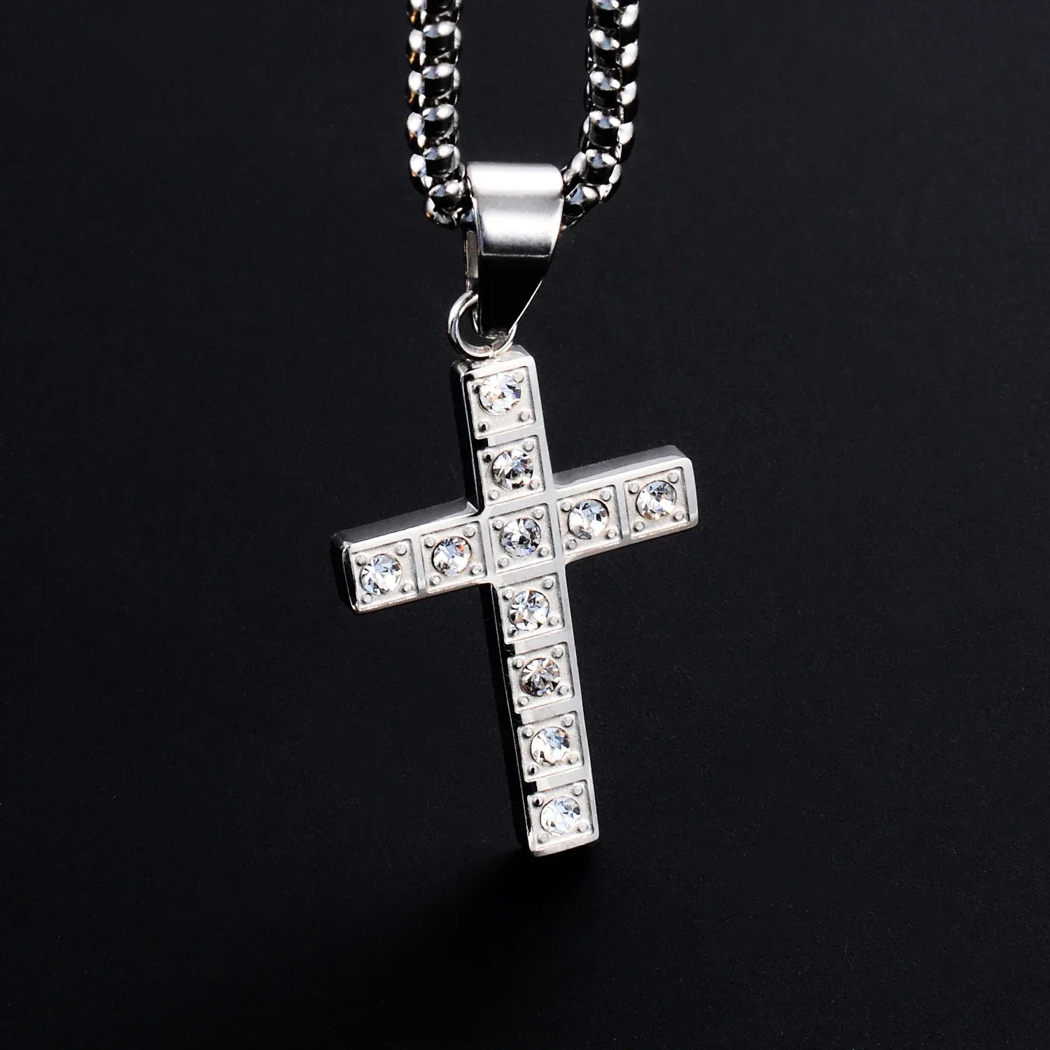 Pingente Cruz Cravejada em Aço Inoxidável com Zircônia - A Força da Oração em um Acessório de Proteção!