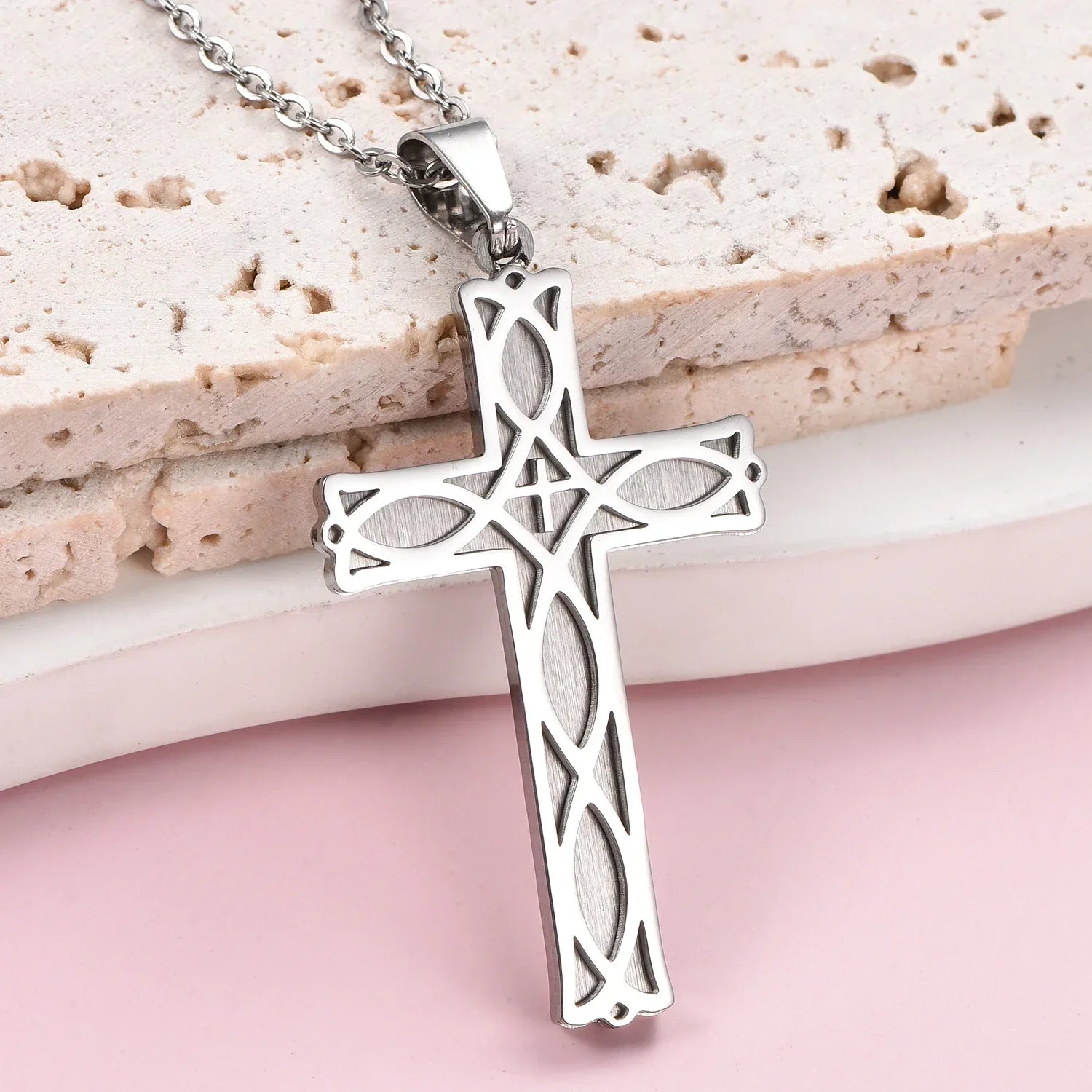 Colar e Pingente Cruz Irlandesa em Aço Inoxidável - Uma União de Força e Espiritualidade!