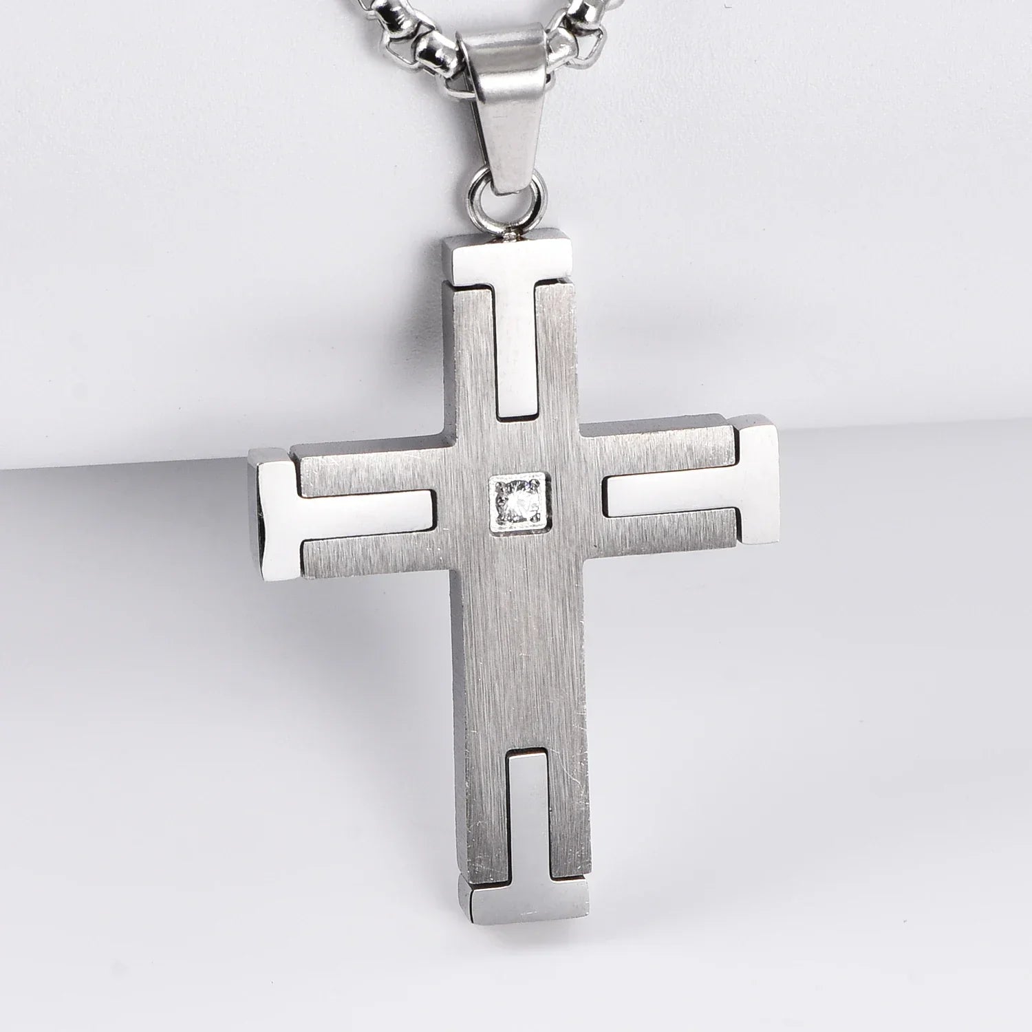 Pingente Cruz Dupla Face em Aço Inoxidável com Zircônia - Carregue a Essência da Cruz Com um Toque de Modernidade!