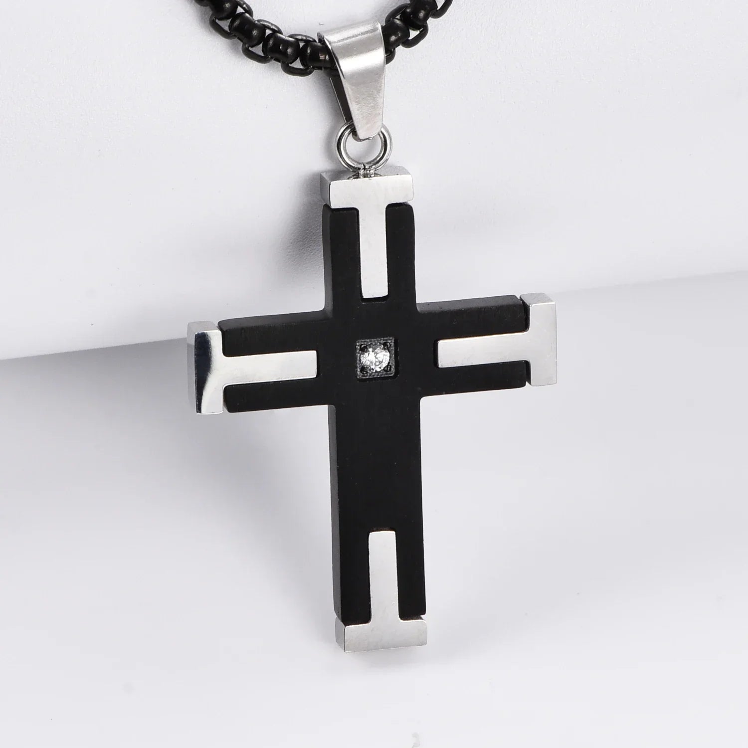 Pingente Cruz Dupla Face em Aço Inoxidável com Zircônia - Carregue a Essência da Cruz Com um Toque de Modernidade!