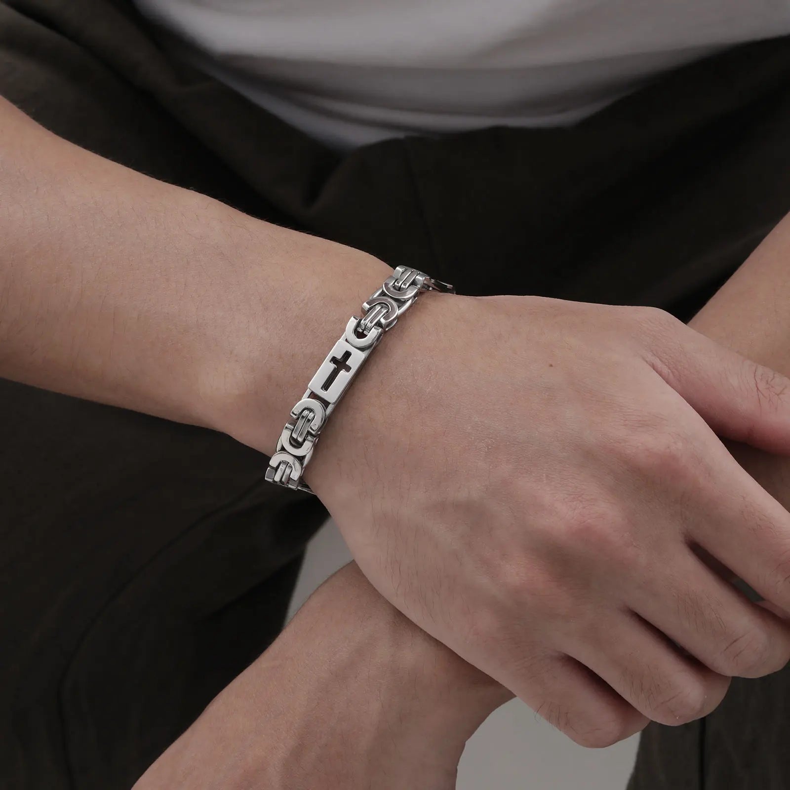 Pulseira Bizantina Masculina Cruz Vazada em Aço Inoxidável Prateado - Força, Fé e Estilo Unidos Em Um Só Acessório!