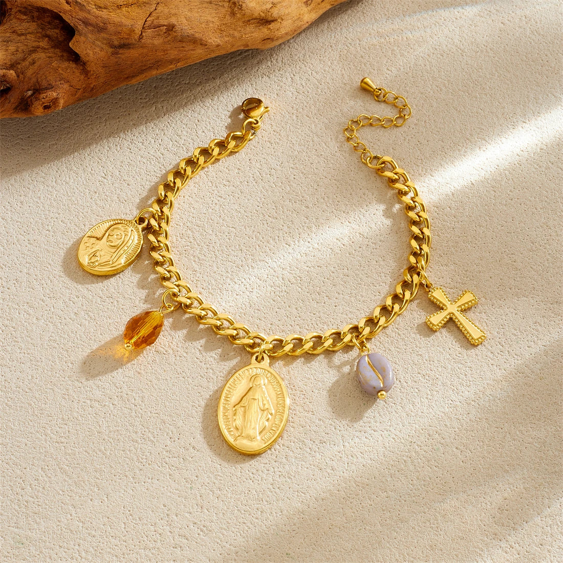 Conjunto Medalha Oval Dourada com Cruz e Cristais em Aço Inoxidável 316L - Escolha Colar, Pulseira ou o Kit Completo!