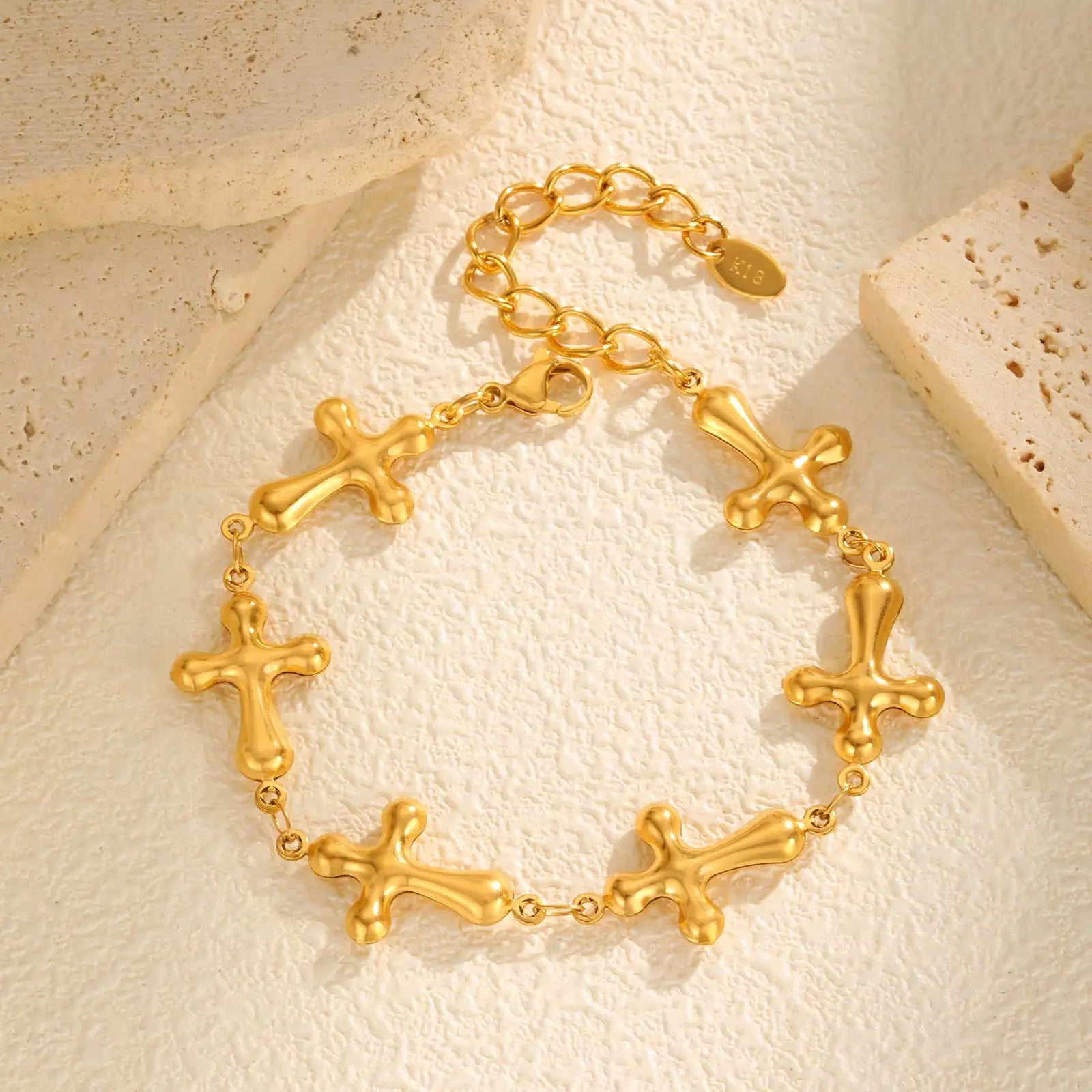 Pulseira Corrente Crucifixo em Aço Inoxidável Banhada a Ouro 18K - Um Símbolo de Fé No Seu Pulso!