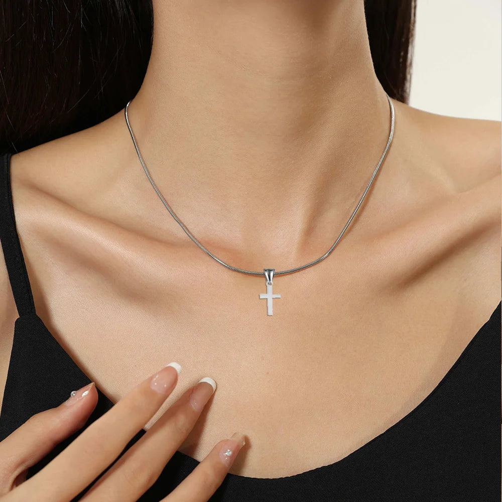 Colar Crucifixo Pequeno em Aço Inoxidável - Delicadeza Que Inspira Fé!