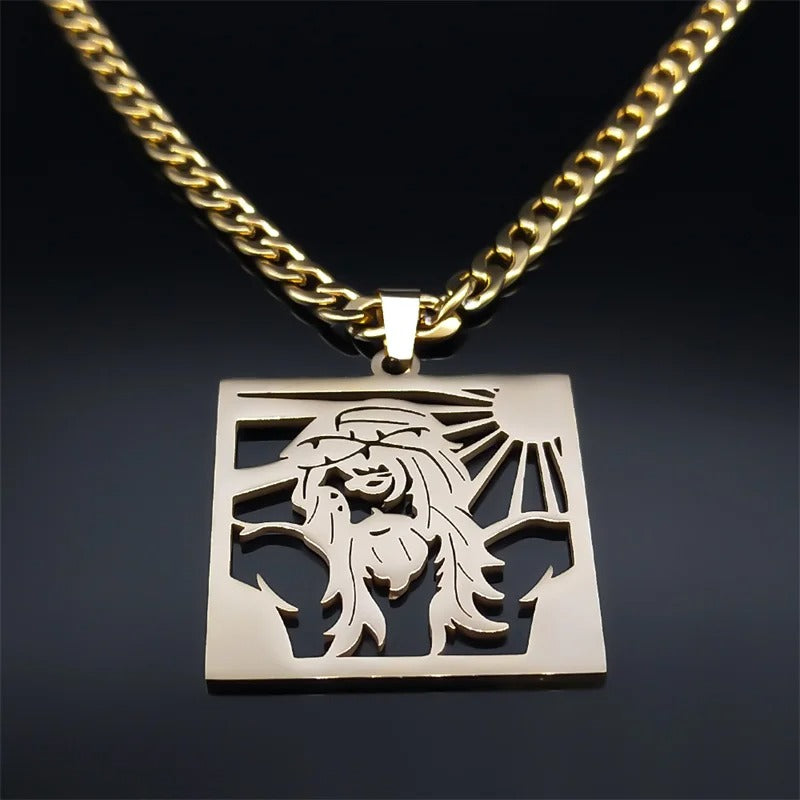 Colar com Pingente Jesus com Coroa de Espinhos e Sol - Um Símbolo de Sacrifício e Proteção Divina!