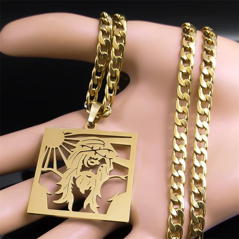 Colar com Pingente Jesus com Coroa de Espinhos e Sol - Um Símbolo de Sacrifício e Proteção Divina!